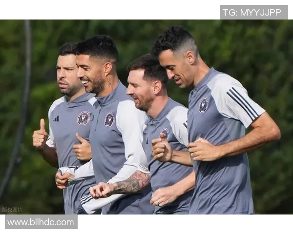 两大足球巨星同框合影引发球迷热议展现绿茵场上惺惺相惜情谊